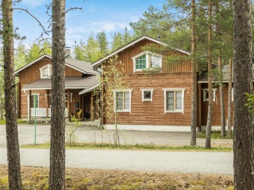 una casa de madera con árboles delante de ella en Holiday Home Lauri 4 pieni by Interhome en Sirkka