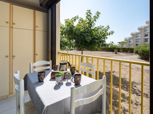 - une table sur le balcon d'une maison dans l'établissement Apartment Palm Beach-10 by Interhome, au Barcarès