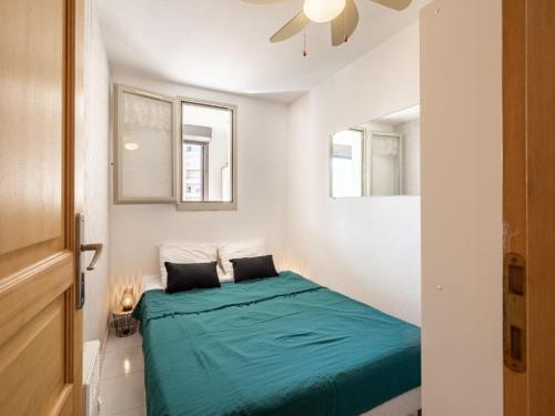 - une petite chambre avec un lit vert dans l'établissement Apartment Palm Beach-10 by Interhome, au Barcarès