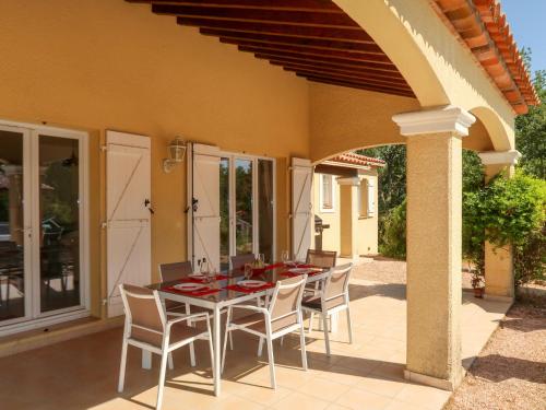 Una mesa de comedor y sillas en un patio. en Holiday Home Allegra by Interhome, en Le Val