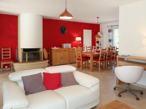ein Wohnzimmer mit einem weißen Sofa und einer roten Wand in der Unterkunft Holiday Home Allegra by Interhome in Le Val