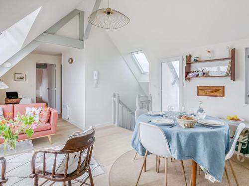 une salle à manger avec une table et des chaises bleues dans l'établissement Apartment Fleurs d'Ajoncs by Interhome, à Saint-Malo