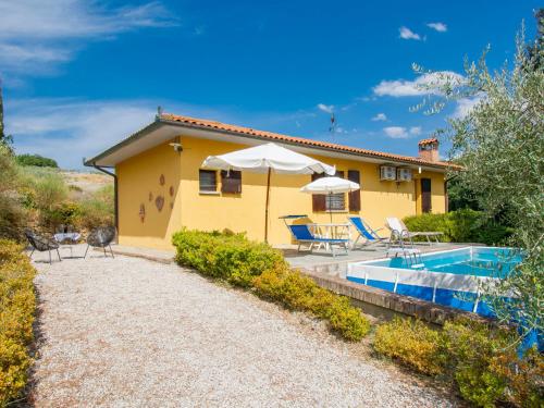 una casa amarilla con piscina frente a ella en Holiday Home Il Sorriso by Interhome, en Aia Murata
