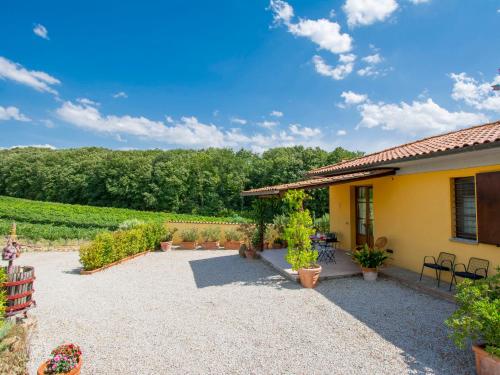 una casa con patio y un montón de plantas en Holiday Home Il Sorriso by Interhome, en Aia Murata