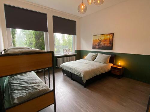 1 dormitorio con 1 cama y 2 ventanas en Waldhaus Kustelberg en Medebach