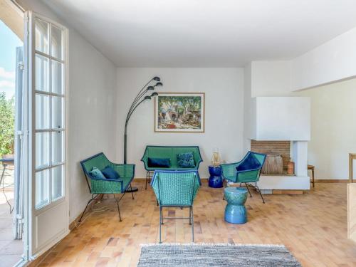 un salon avec des chaises bleues et une cheminée dans l'établissement Apartment Hameau la Madrague-27 by Interhome, à Saint-Cyr-sur-Mer