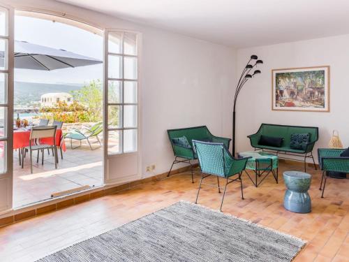 d'un salon avec des chaises et une table ainsi que d'une terrasse. dans l'établissement Apartment Hameau la Madrague-27 by Interhome, à Saint-Cyr-sur-Mer