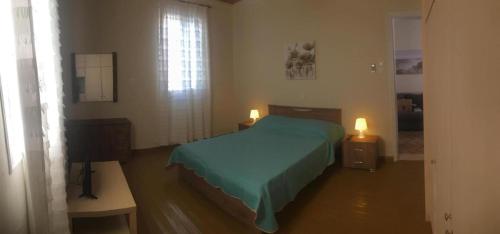 - une chambre avec un lit, une fenêtre et une télévision dans l'établissement Kontos-Traditional house in Andros beach, à Andros