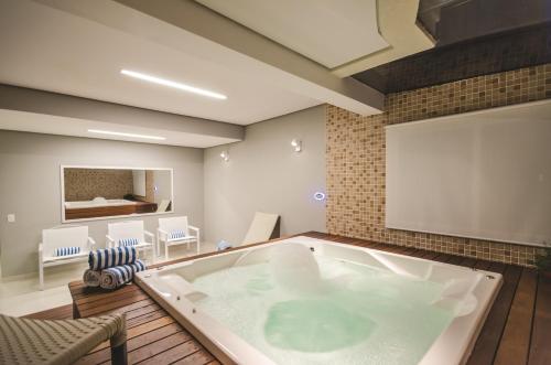 eine große Whirlpool-Badewanne in einem Zimmer in der Unterkunft Doral Guarujá in Guarujá