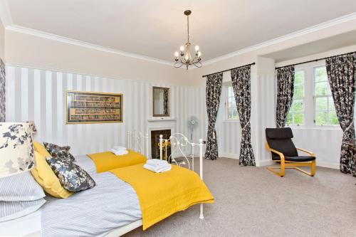 エディンバラにあるLuxury 3-Bedroom Apartment with Stunning Views at Ramsay Gardenのベッドルーム1室(ベッド1台、椅子付)