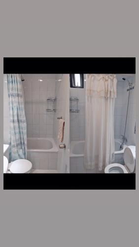 ein Badezimmer mit 2 WCs, einem Waschbecken und einer Badewanne in der Unterkunft Departamento frente al mar 3 habitaciones 2 baños in Coquimbo