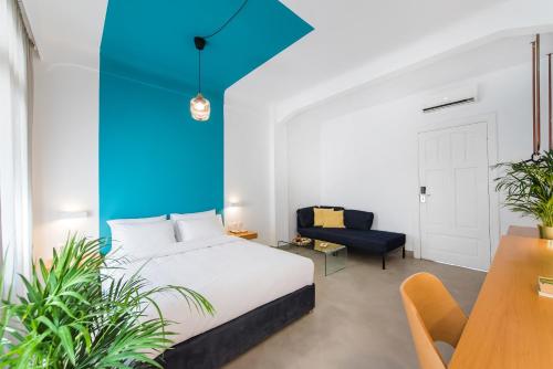 Cama ou camas em um quarto em MONK Monastiraki Suites