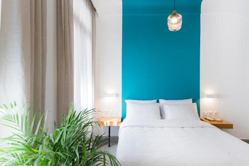 Кровать или кровати в номере MONK Monastiraki Suites with Rooftop Bar