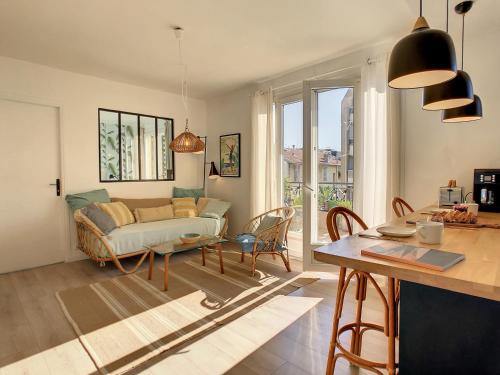 un salon avec un canapé et une table dans l'établissement Nestor&Jeeves - SUNNY TERRACE - Central - Very close sea - Top Floor, à Nice