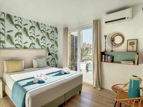 une chambre avec un lit et une grande fenêtre dans l'établissement Nestor&Jeeves - SUNNY TERRACE - Central - Very close sea - Top Floor, à Nice