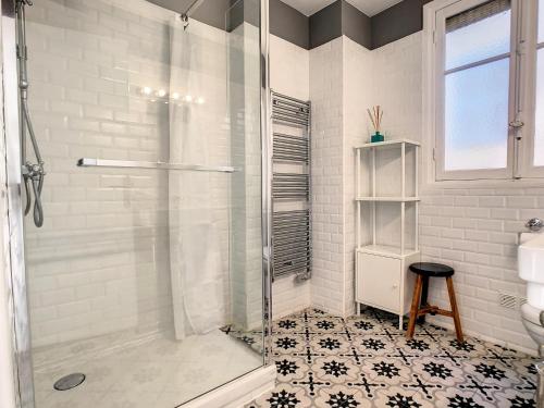 une salle de bain avec une douche, des toilettes et un lavabo dans l'établissement Nestor&Jeeves - SUNNY TERRACE - Central - Very close sea - Top Floor, à Nice