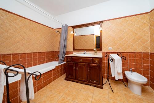 Ванна кімната в Villa in Ibiza Town, sleeps 11 - Can Monte