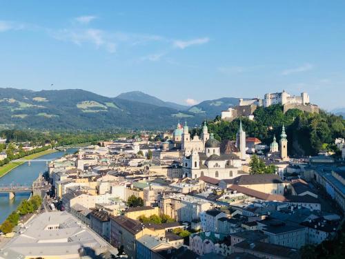 Luftblick auf eine Stadt mit Fluss in der Unterkunft Das Jedermann Boutiquehotel mit Stadtgarten in Salzburg