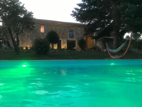 - un hamac en face d'une maison dans l'établissement La Bergerie des Amandiers Chambres et Table d'Hôtes, à Malataverne