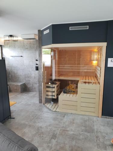 a large room with a large room with a shower at Timeout Lodges - Luxus für Zwei in Dudeldorf