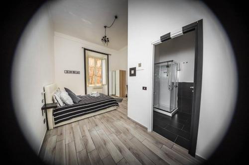 una camera da letto con un letto e una cabina doccia di Lazy Gio Guest House a Roma