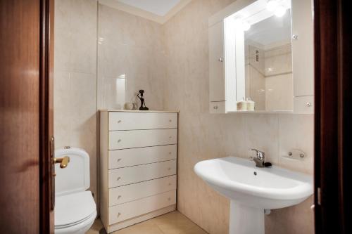 Premium Paradise Stay - Balcony Sea & Pool Views - Top Rated