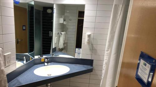 A bathroom at Holiday Inn Express Glenrothes, an IHG Hotel 