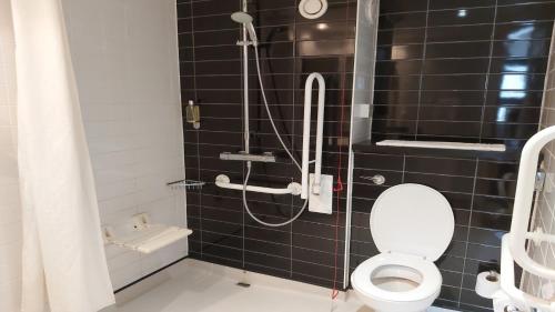 Ένα μπάνιο στο Holiday Inn Express Glenrothes by IHG