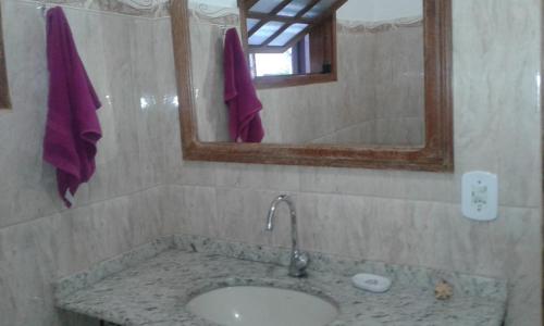 un bagno con lavandino e specchio di Pouso Bela Vista - Casa de Temporada a Tiradentes