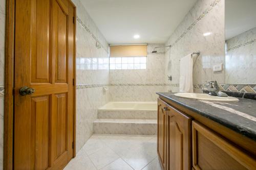 卡塔赫納的住宿－Casa Bahía Apartamento，浴室配有盥洗盆和浴缸。