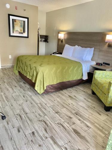 Кровать или кровати в номере Quality Inn St Augustine Outlet Mall