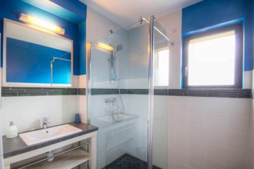 y baño con lavabo y ducha acristalada. en GITE ROSCLEDAN contemporain, 3 chambres idéalement situé, en Arradon