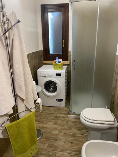 La salle de bains est pourvue de toilettes et d'un lave-linge. dans l'établissement Casa vacanze villa maresette, à Marsala