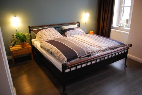 ein Bett mit zwei Kissen darauf in einem Schlafzimmer in der Unterkunft Ferienwohnungen an der Kaiserpfalz in Goslar