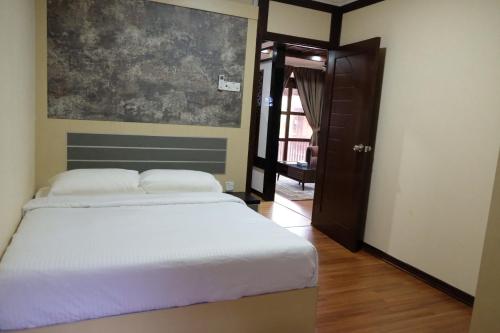 Кровать или кровати в номере D'Razna Chalet Pantai Seberang Takir