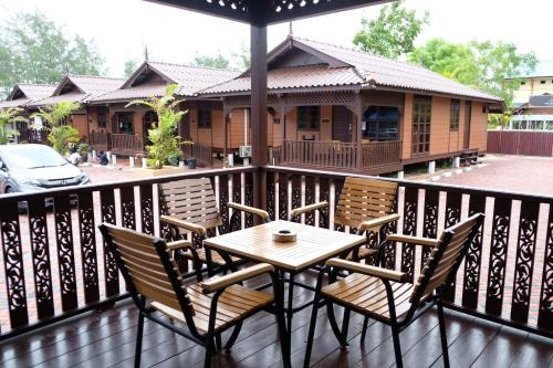 Balkoni atau teres di D'Razna Chalet Pantai Seberang Takir