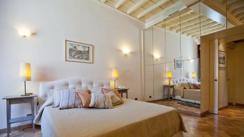 מיטה או מיטות בחדר ב-Rental in Rome Trevi Fouintain View Apartment