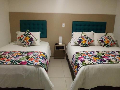 Postel nebo postele na pokoji v ubytování Hotel Grato Manizales