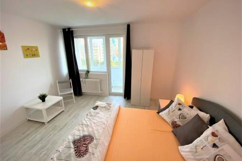een slaapkamer met een groot bed in een kamer bij Perla Spacious 2 Bedroom Apartment in Boekarest