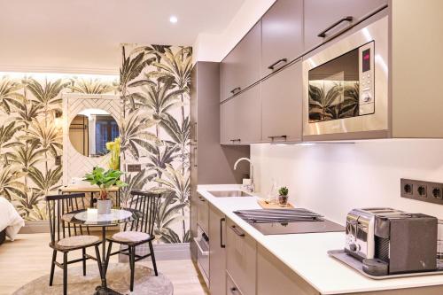 A kitchen or kitchenette at Apartamentos Pedreira Casa Historica Down Town
