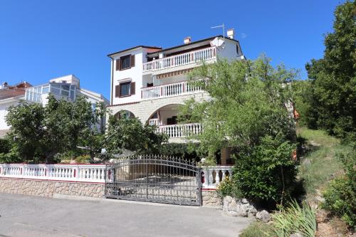 un edificio con una puerta delante de él en Villa Sojat, en Crikvenica