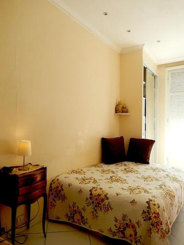 une chambre avec un lit, une table et une fenêtre dans l'établissement Studio Croisette, à Cannes