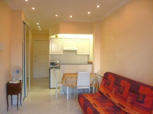 un salon avec un canapé et une cuisine dans l'établissement Studio Croisette, à Cannes