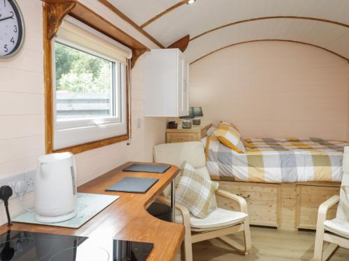 Cette petite chambre comprend un bureau et un lit. dans l'établissement Glyder Fach, à Bangor