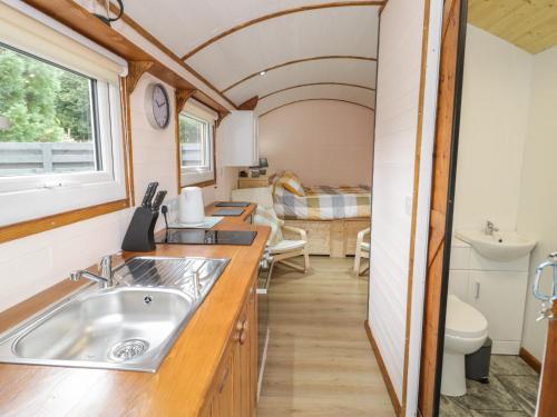 - une salle de bains pourvue d'un lavabo et de toilettes dans une caravane dans l'établissement Glyder Fach, à Bangor