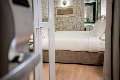 Ένα ή περισσότερα κρεβάτια σε δωμάτιο στο Hotel Meninas - Boutique Opera