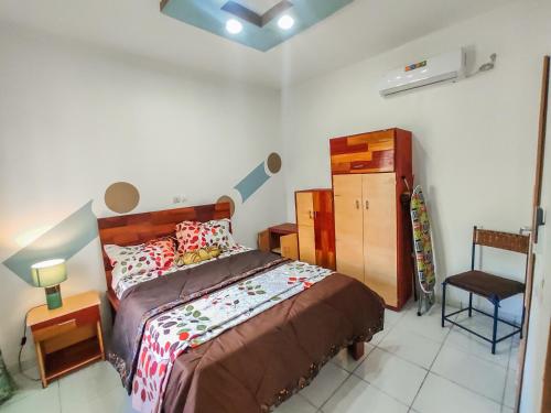 1 dormitorio con cama, escritorio y silla en MOOKSQUARE NS SPOT, en Douala