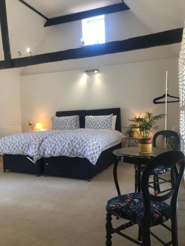 um quarto com uma cama, uma mesa e uma cadeira em Brooks House formerly The Red Lion em St Margarets at Cliff