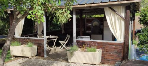 a screened in porch with a table and chairs at VILLA TERRE NEUVE in Signes