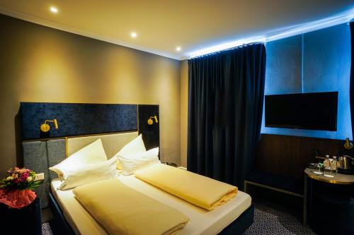 Una cama o camas en una habitación de Hotel Am Schloss Biebrich